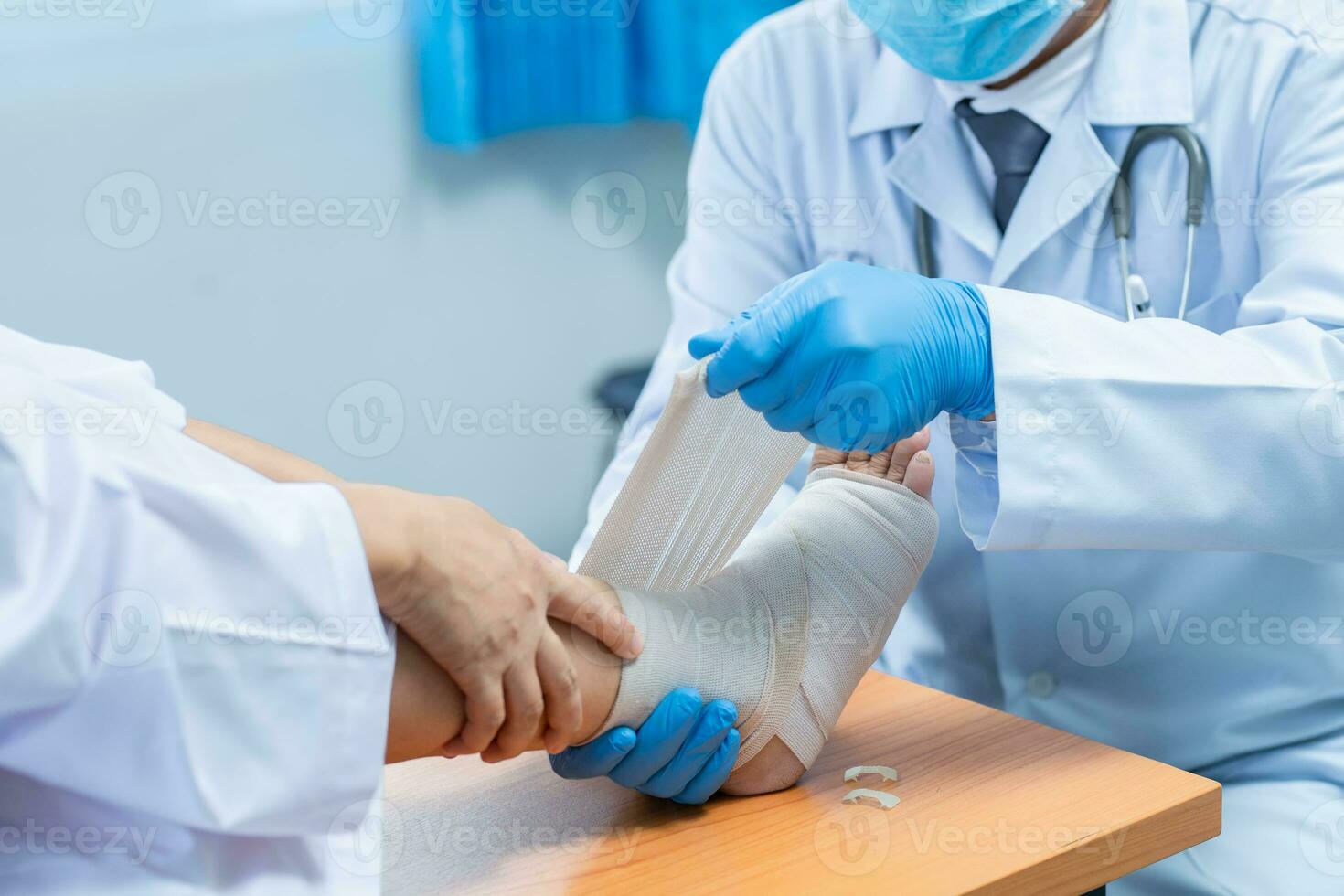 de cerca mano vestir médico guantes de médico mano atadura vendaje en el pierna de paciente en clínica, osteofitos y tacón, fascia foto