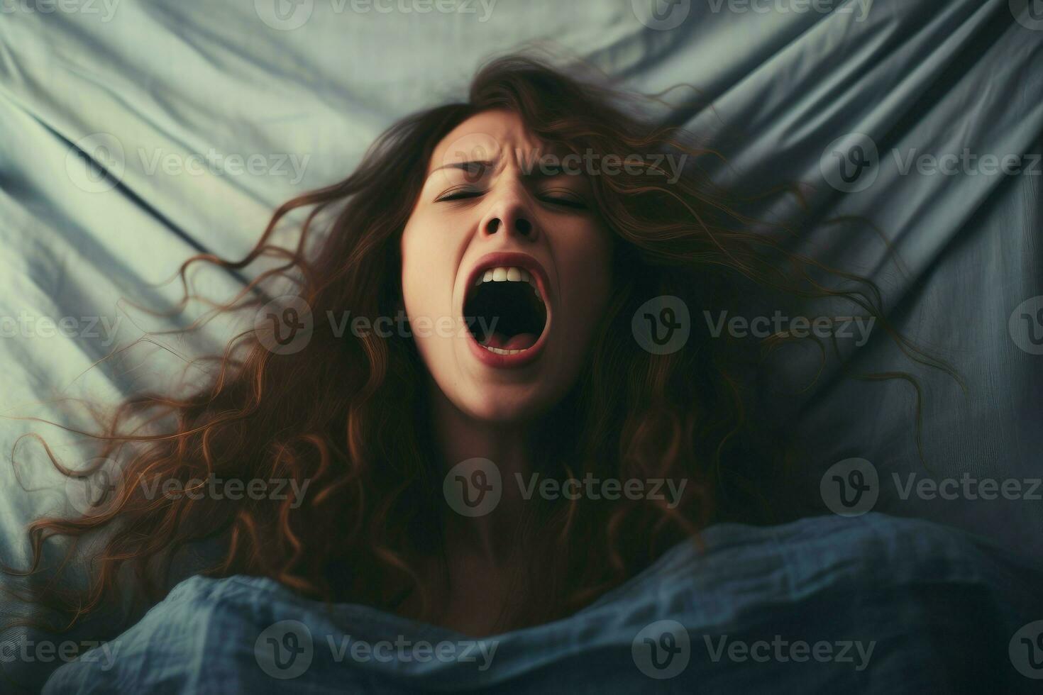 mujer gritando en cama. generar ai foto