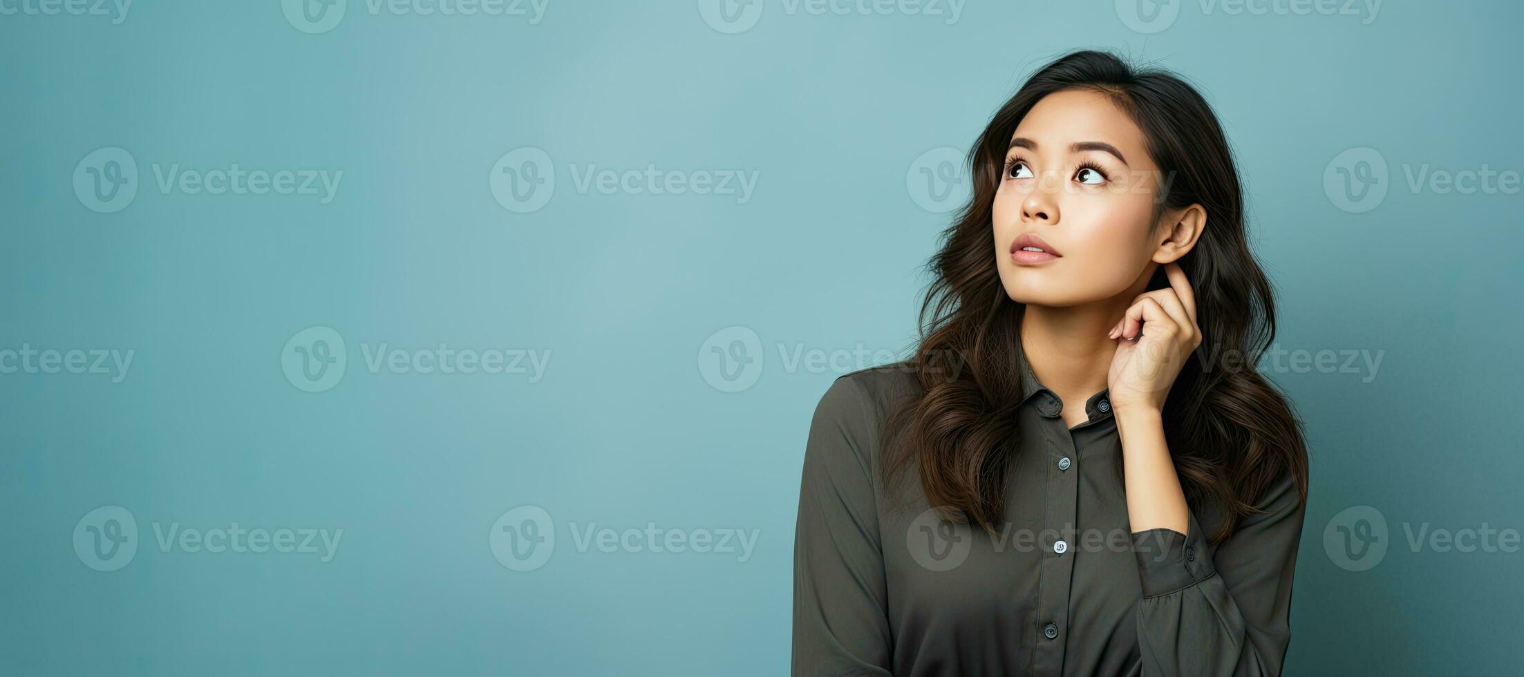 joven asiático mujer pensando y mirando arriba aislado terminado azul antecedentes. ai generado foto