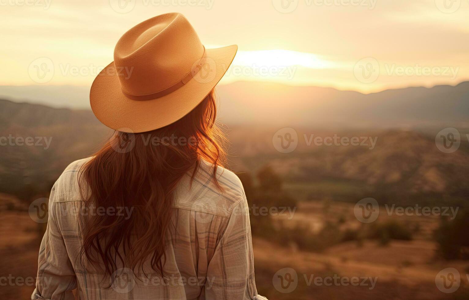 viaje mujer al aire libre con sombrero mirando a el puesta de sol. ai generado foto