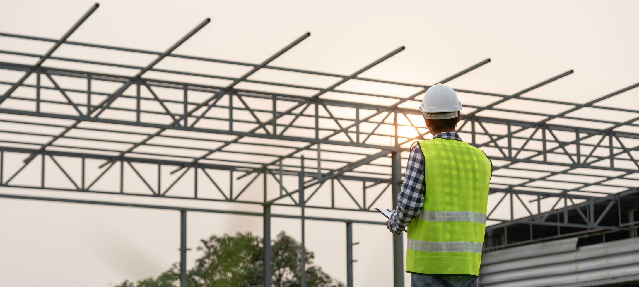 inspector o ingeniero es inspeccionando construcción y calidad garantía nuevo fábrica utilizando un Lista de Verificación. ingenieros o arquitectos o contactor trabajo a construir el fábrica antes de entrega eso terminado a el hogar foto