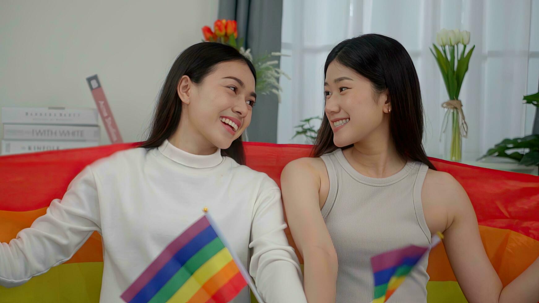 novias Pareja amor sonriente juntos cubierto con arco iris igualdad libertad lgbtq gay orgulloso orgullo foto