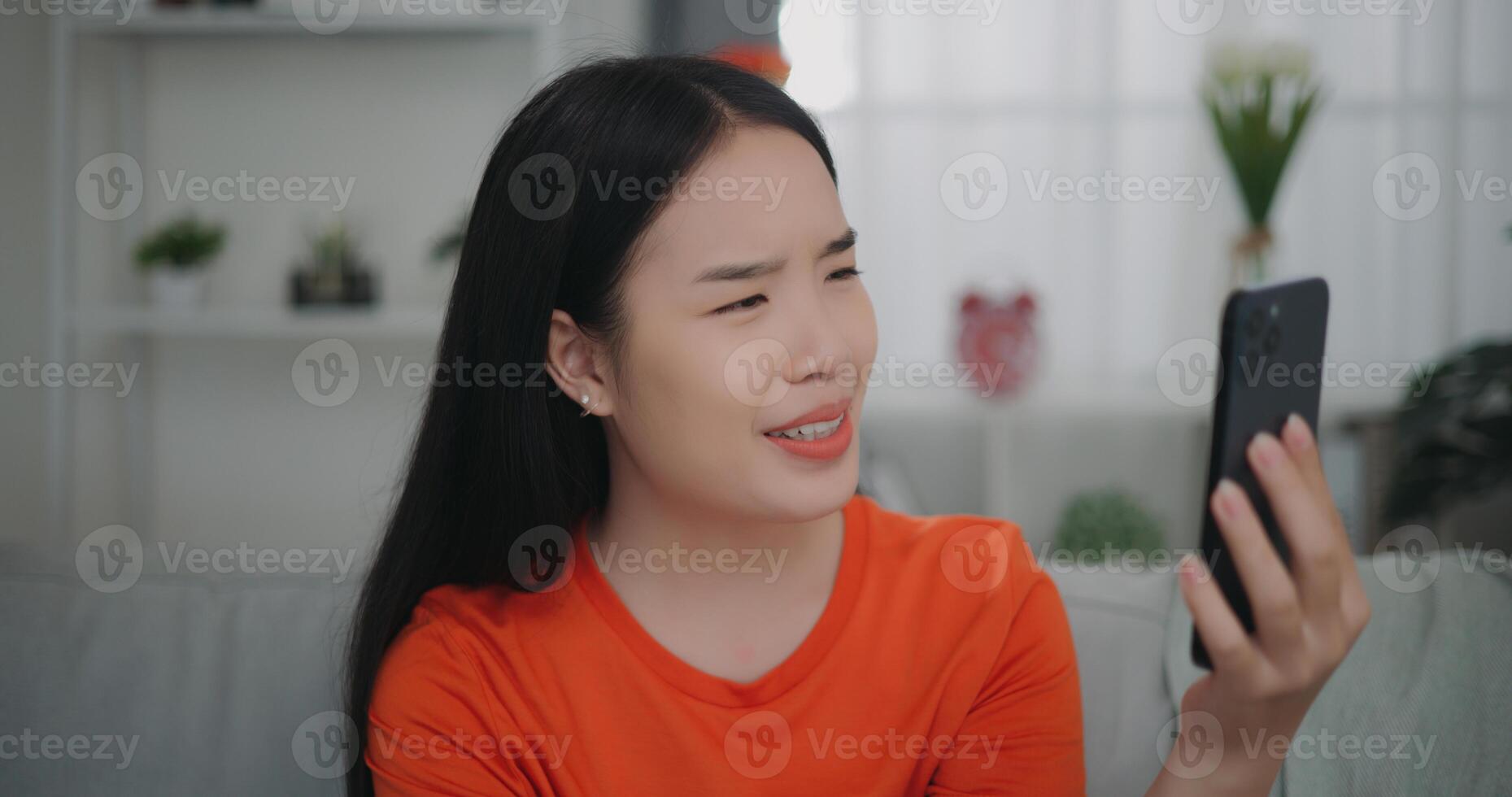 joven asiático mujer vídeo llamada con amigo en móvil teléfono foto