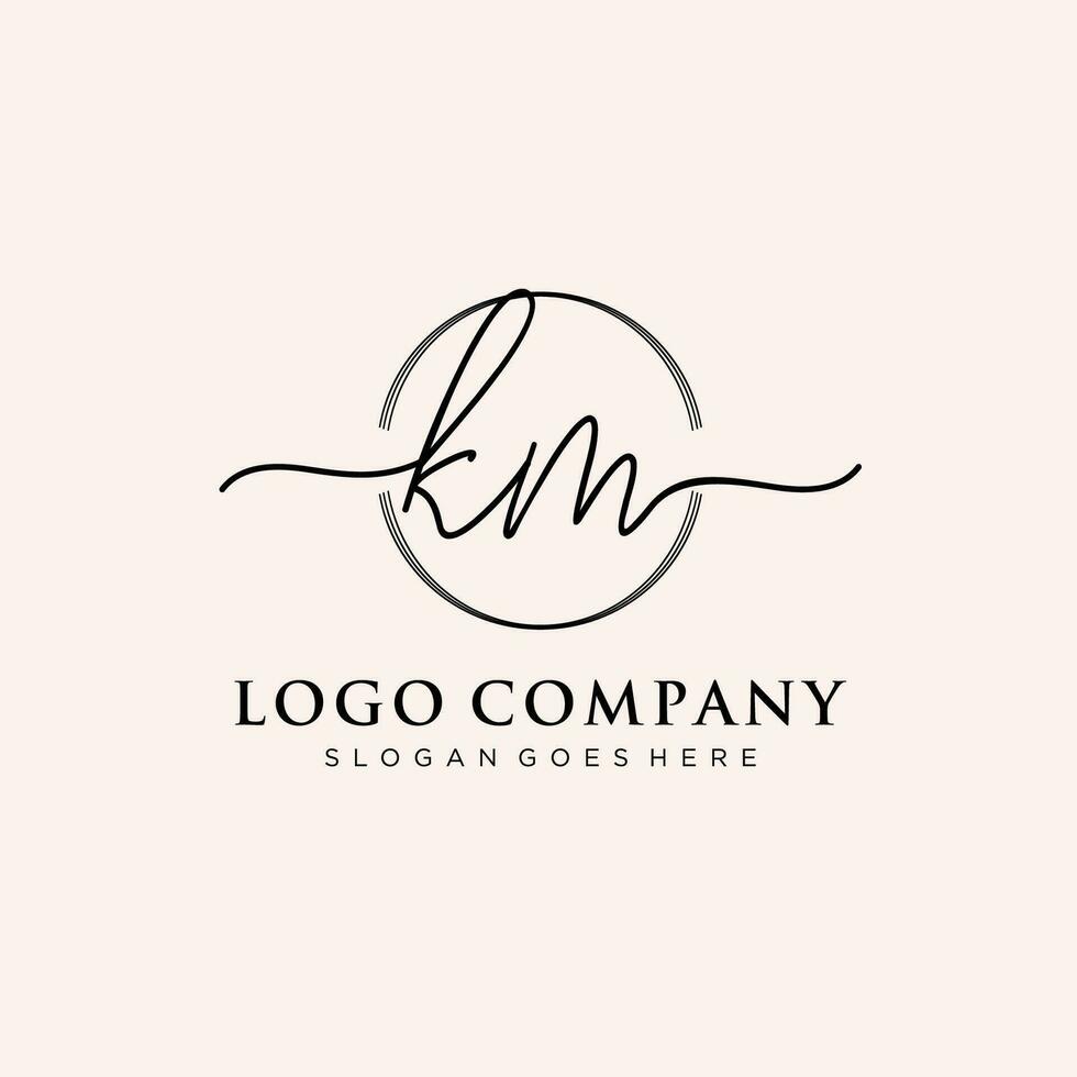 inicial km femenino logo colecciones modelo. escritura logo de inicial firma, boda, moda, joyería, boutique, floral y botánico con creativo modelo para ninguna empresa o negocio. vector