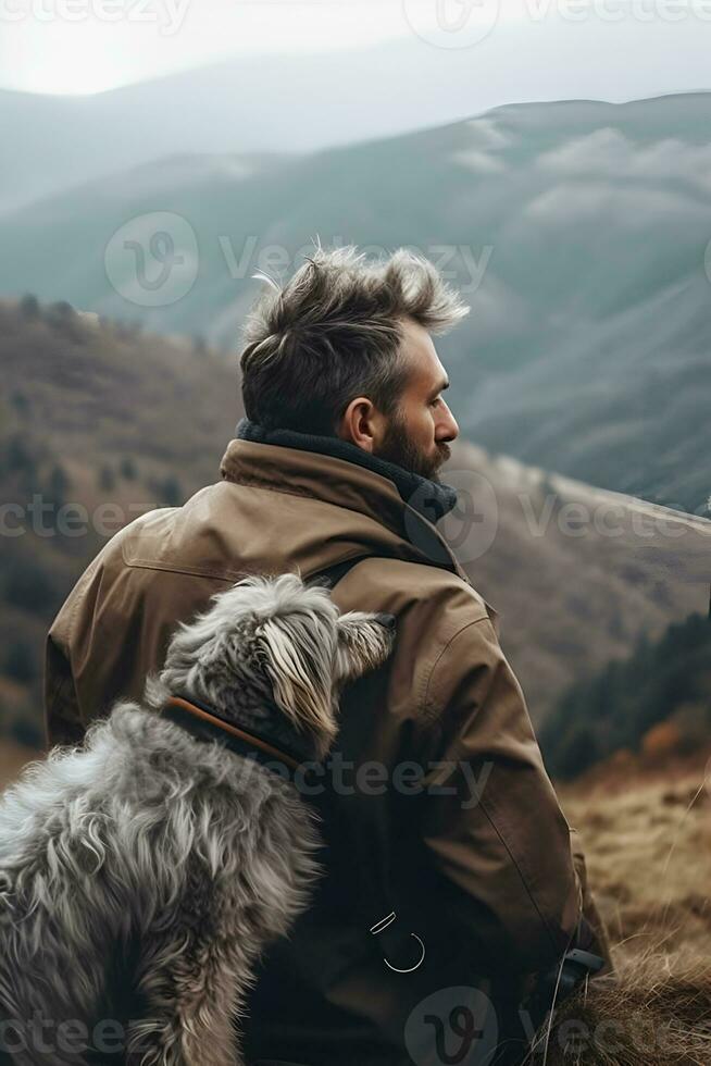 hombre excursionismo en mullido barbado gris perro en montañas en otoño mascota adopción de viaje con perro generativo ai foto