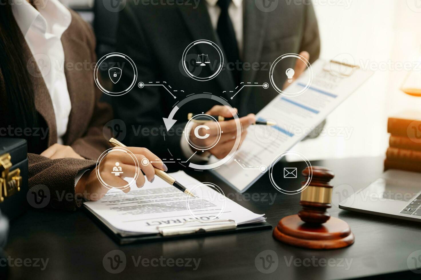 derechos de autor o patentar concepto, negocio equipo analizando datos y utilizando inteligente teléfono y tableta con virtual pantalla derechos de autor icono marca comercial licencia, creación propiedad en contra piratería. a oficina foto