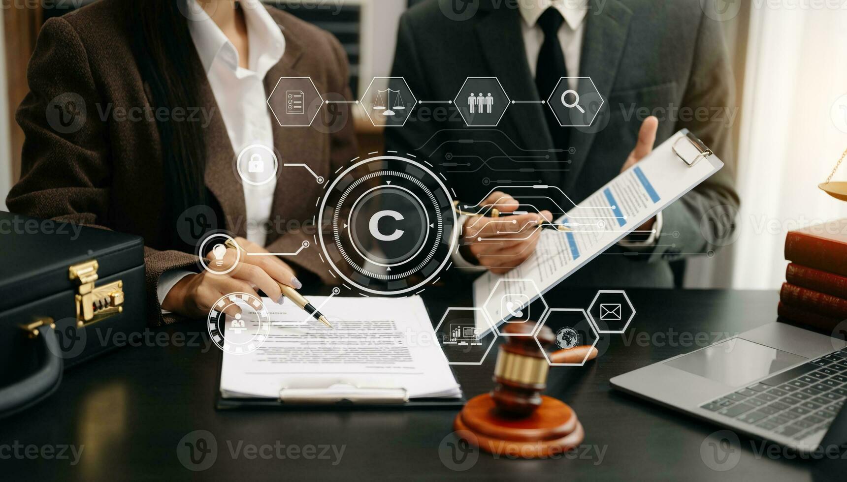 derechos de autor o patentar concepto, negocio equipo analizando datos y utilizando inteligente teléfono y tableta con virtual pantalla derechos de autor icono marca comercial licencia, creación propiedad en contra piratería. a oficina foto