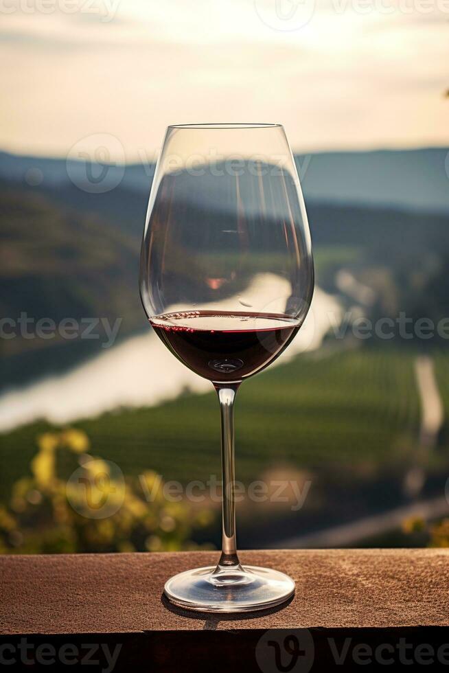 de cerca de vaso de rojo vino reflejando viñedo paisaje ofrecimiento sereno ambiente ai generativo foto