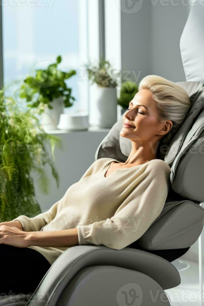 mayor mujer descansando y siesta en un eléctrico masaje silla en el vivo habitación foto