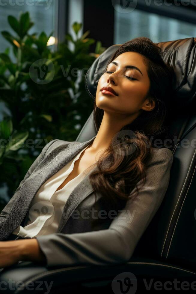 un mujer de negocios siesta en el vivo habitación disfrutando relajación en su eléctrico masaje silla foto