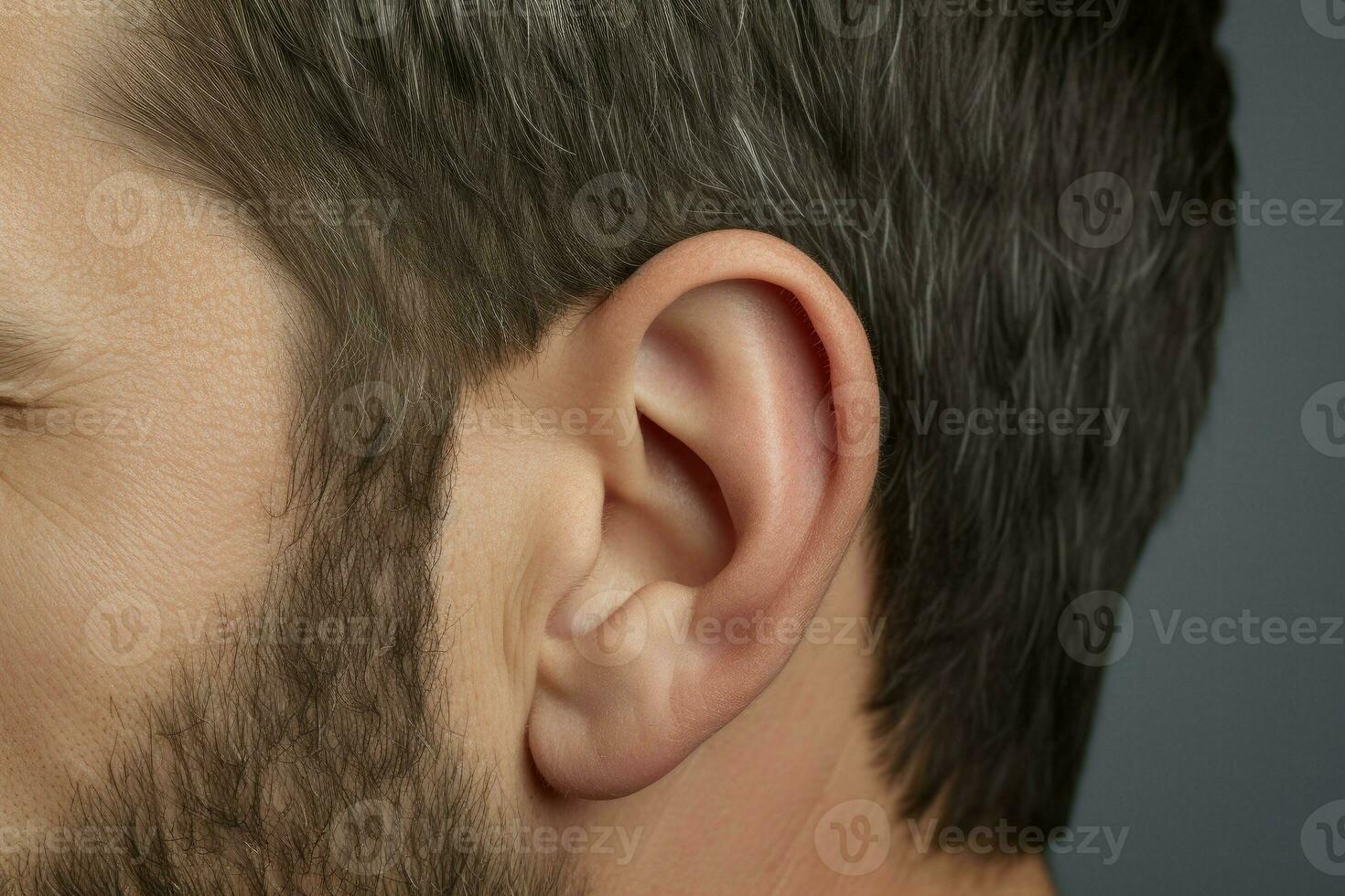 hombre escuchando problema de cerca oreja. generar ai foto