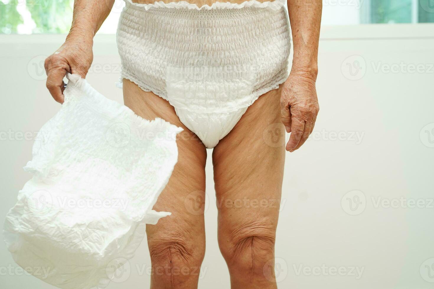 asiático mayor mujer paciente vistiendo adulto incontinencia pañal almohadilla en hospital. foto