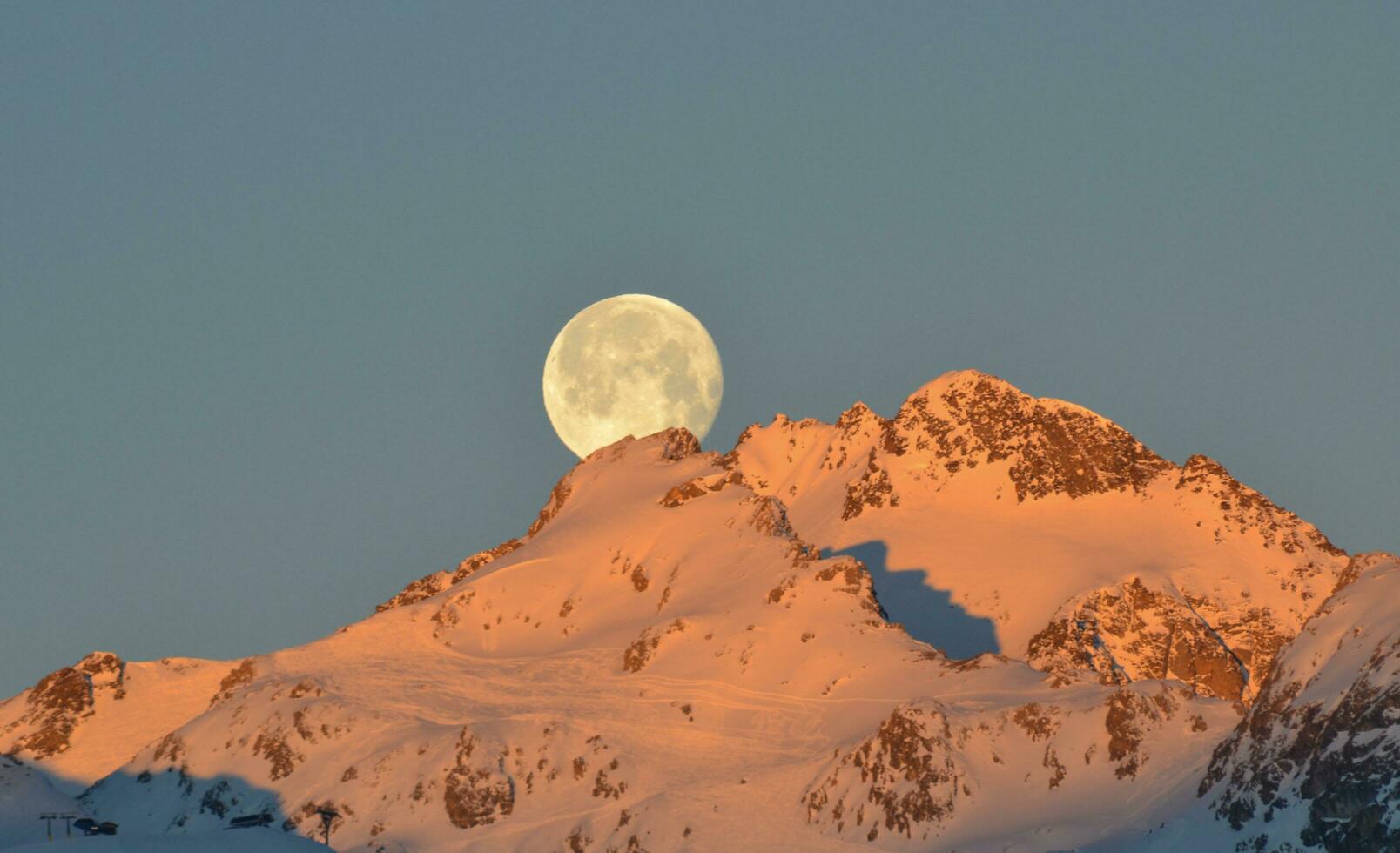 lleno Luna terminado el montaña foto