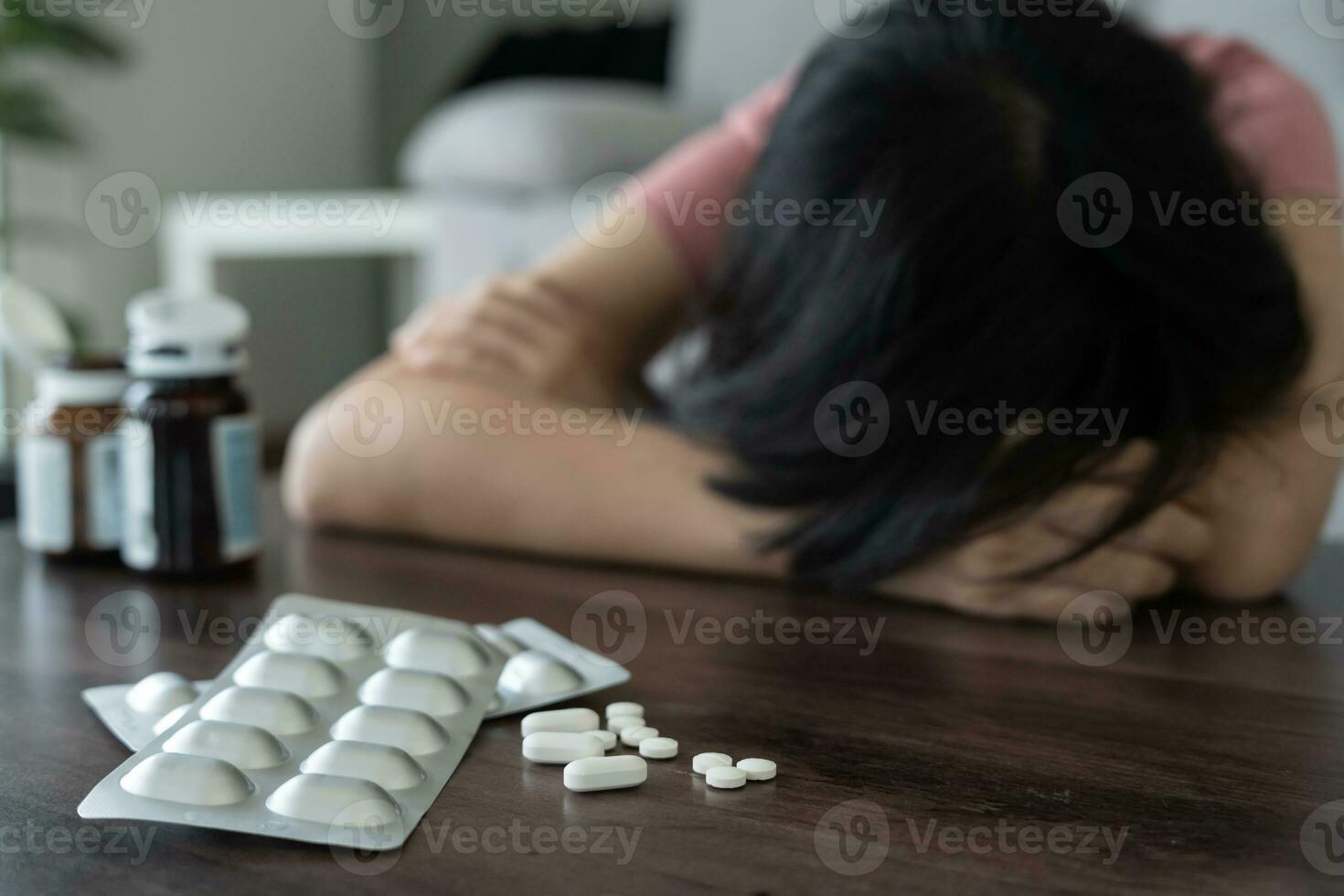 asiático mujer utilizar pastillas sobredosis, estresado, triste, fármaco abusador, fármaco adicto, enfermo, insalubre, infeliz, suicidio, Deprimido o desesperanzado, anti droga, fármaco adicto, vida y familia problemas, desmotivado foto