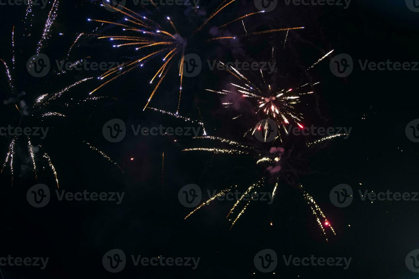 sobre un fondo negro bokeh de explosiones de coloridos fuegos artificiales. foto