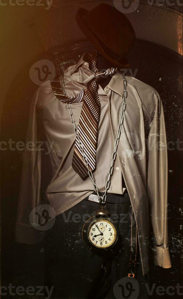 how to wear a chain with a suit and tie