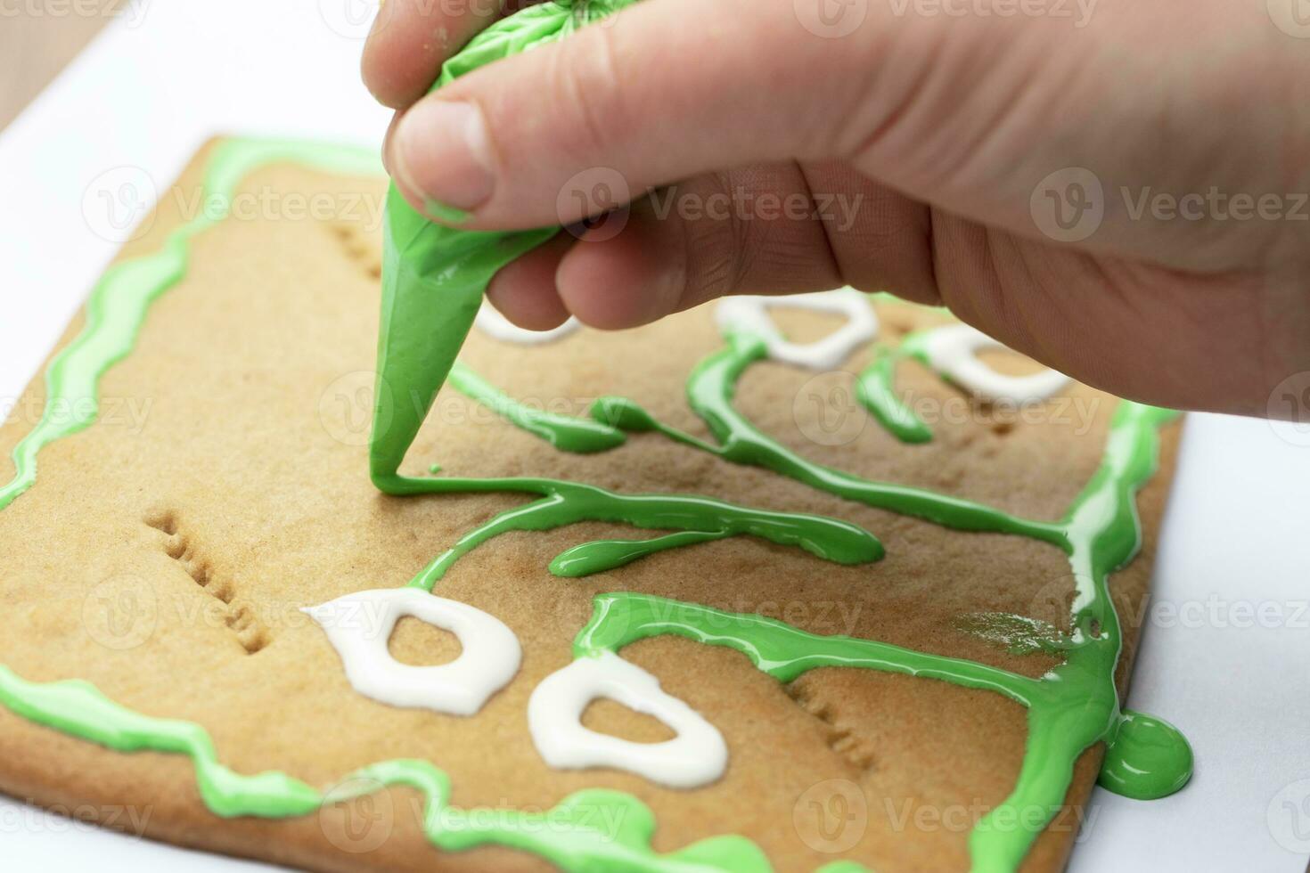 Draw with cream icing on a gingerbread master class. photo