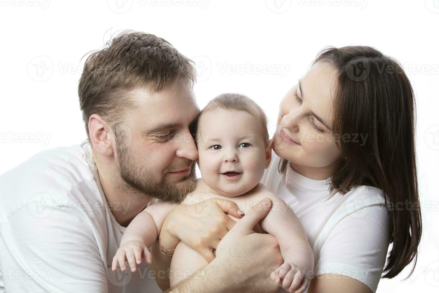 cerca arriba retrato de joven padres y bebé. padre y madre Beso y abrazo un hermosa pequeño hijo. el concepto de amar, contento paternidad y maternidad. foto