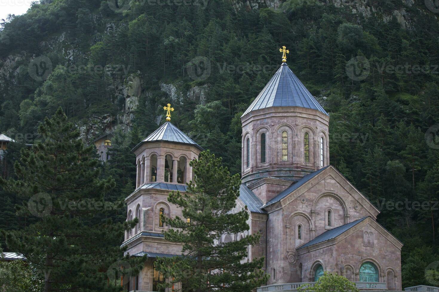 hermosa georgiano Iglesia en el antecedentes de montañas. foto