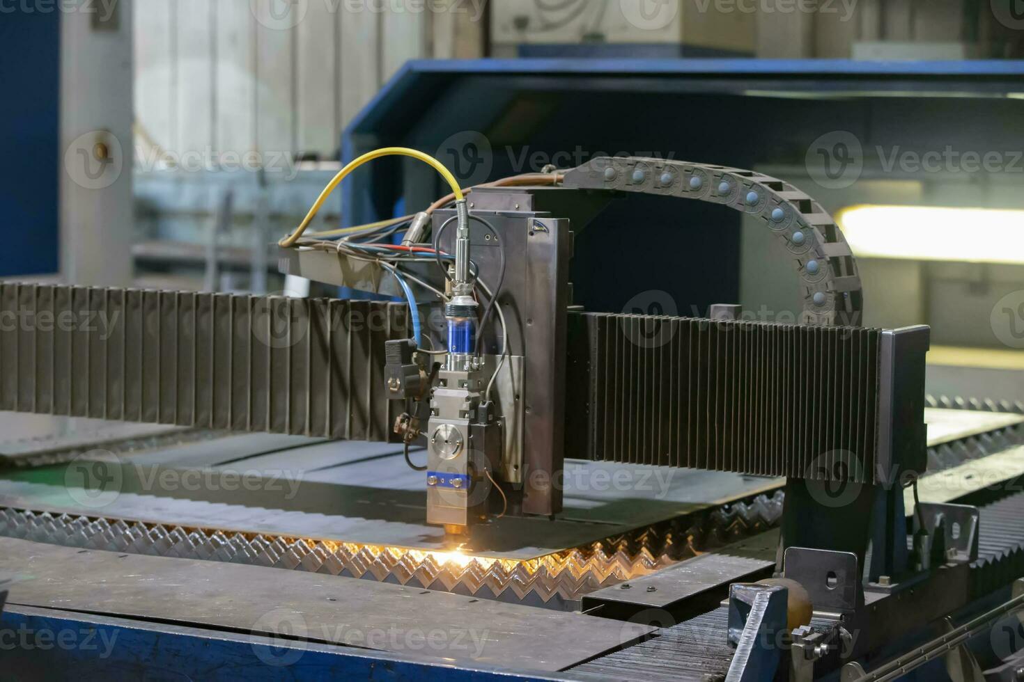 corte de metal. chispas mosca desde láser.láser corte máquina trabajando con sábana metal con chispas a fábrica, planta. foto