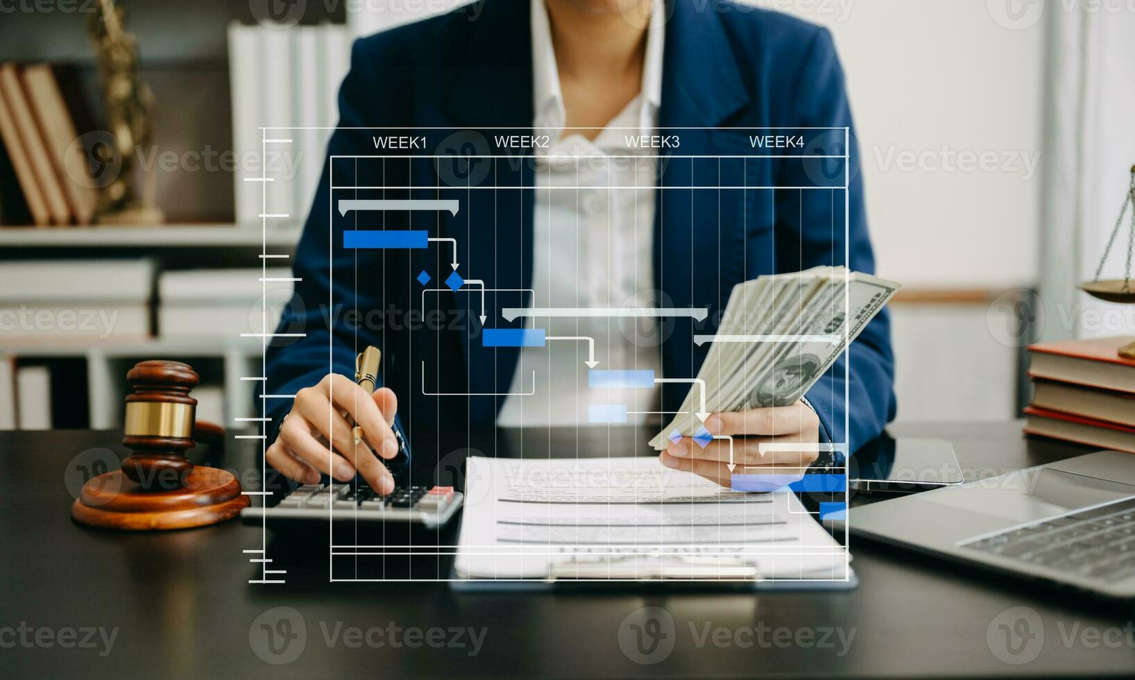 justicia y ley concepto.empresario o abogado o contador trabajando en cuentas utilizando un inteligente teléfono ordenador portátil digital tableta calculadora y documentos en moderno oficina foto