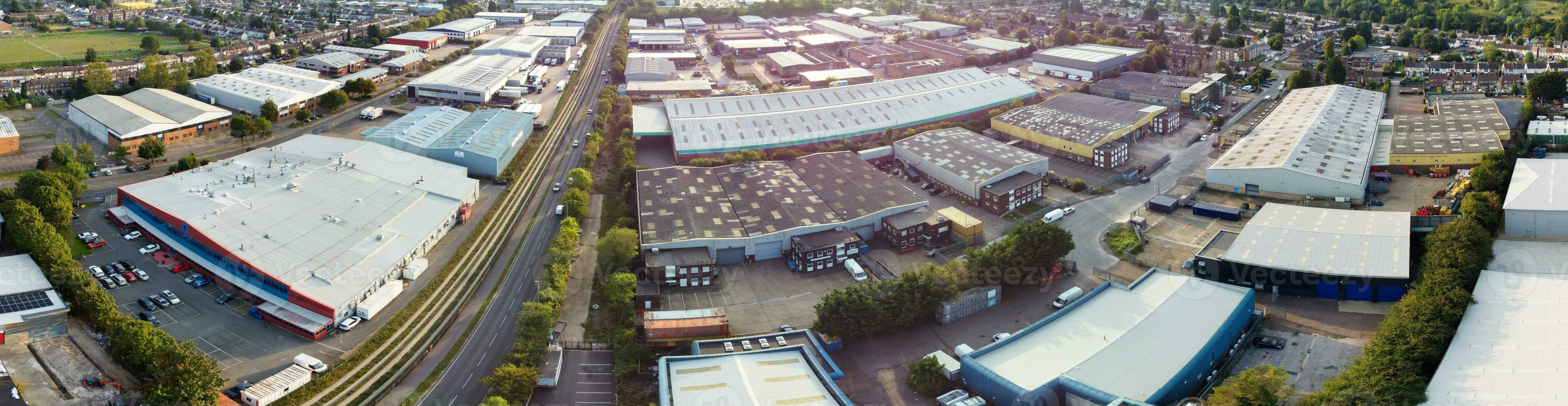 aéreo ver de residencial casas y industrial inmuebles conjunto a amargarse la carretera cerca Farley colinas lutón ciudad, Inglaterra Reino Unido. el alto ángulo imágenes estaba capturado con drones cámara en septiembre 7, 2023 foto