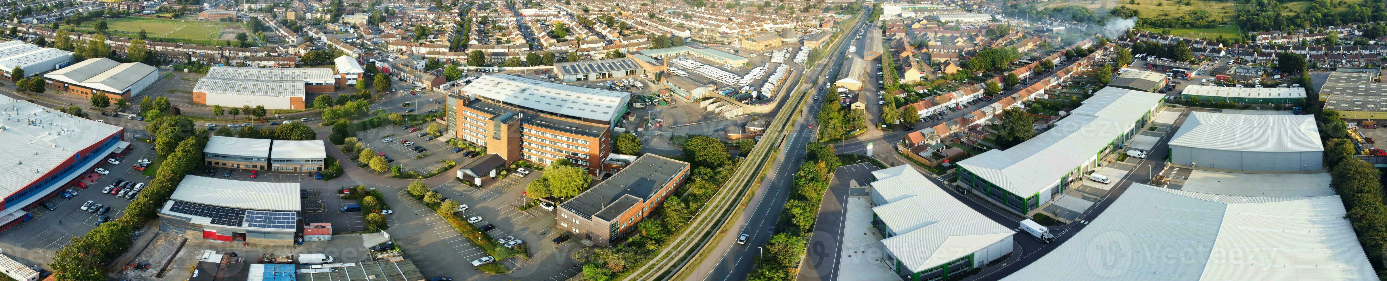 aéreo ver de residencial casas y industrial inmuebles conjunto a amargarse la carretera cerca Farley colinas lutón ciudad, Inglaterra Reino Unido. el alto ángulo imágenes estaba capturado con drones cámara en septiembre 7, 2023 foto