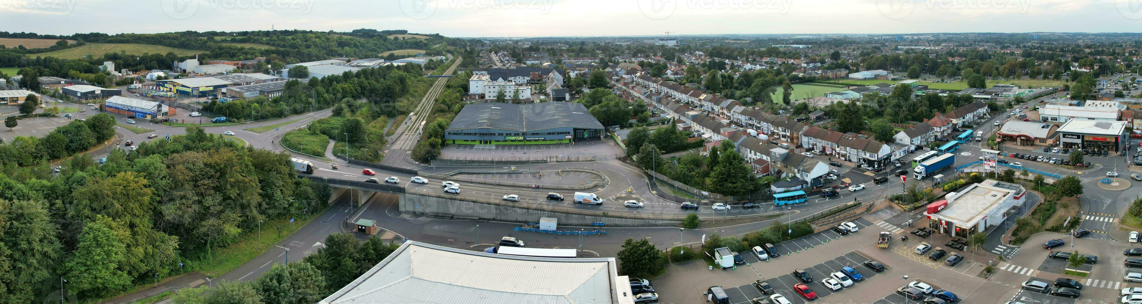 aéreo ver de residencial casas y industrial inmuebles conjunto a amargarse la carretera cerca Farley colinas lutón ciudad, Inglaterra Reino Unido. el alto ángulo imágenes estaba capturado con drones cámara en septiembre 7, 2023 foto