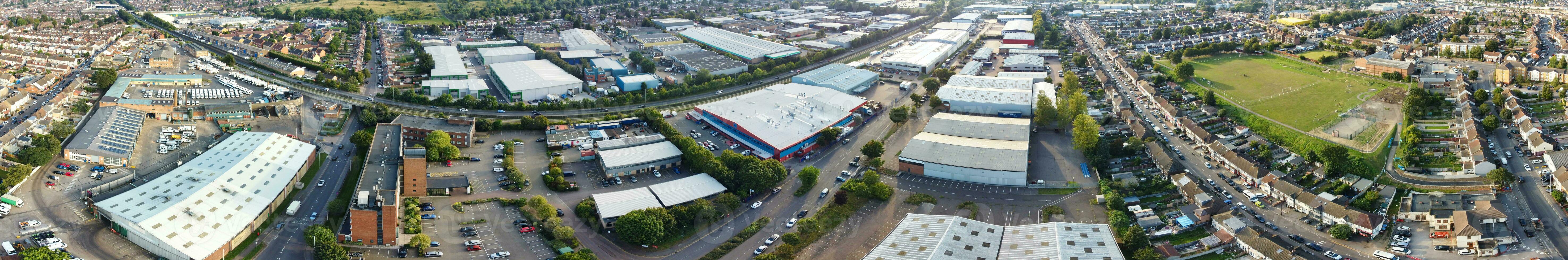 aéreo ver de residencial casas y industrial inmuebles conjunto a amargarse la carretera cerca Farley colinas lutón ciudad, Inglaterra Reino Unido. el alto ángulo imágenes estaba capturado con drones cámara en septiembre 7, 2023 foto