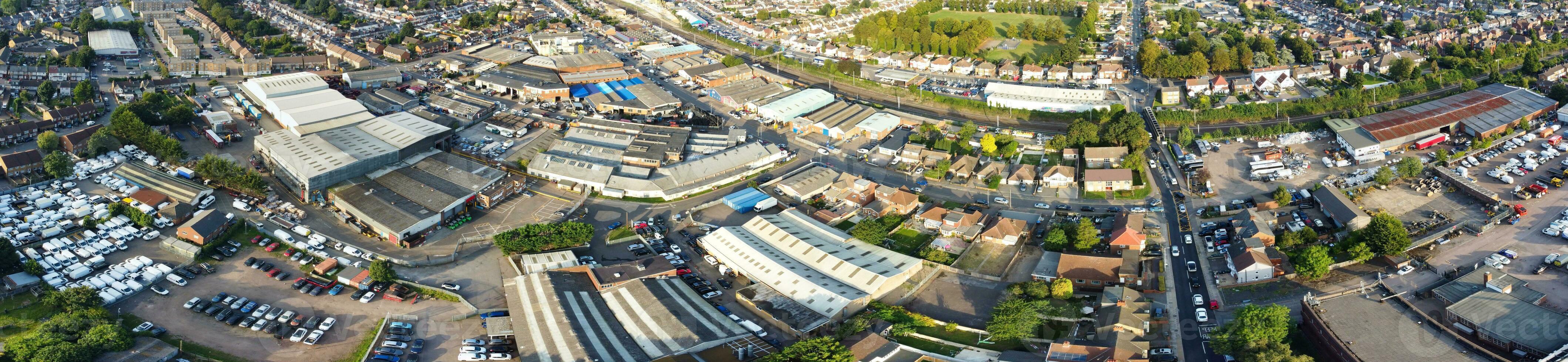 aéreo ver de residencial casas y industrial inmuebles conjunto a amargarse la carretera cerca Farley colinas lutón ciudad, Inglaterra Reino Unido. el alto ángulo imágenes estaba capturado con drones cámara en septiembre 7, 2023 foto