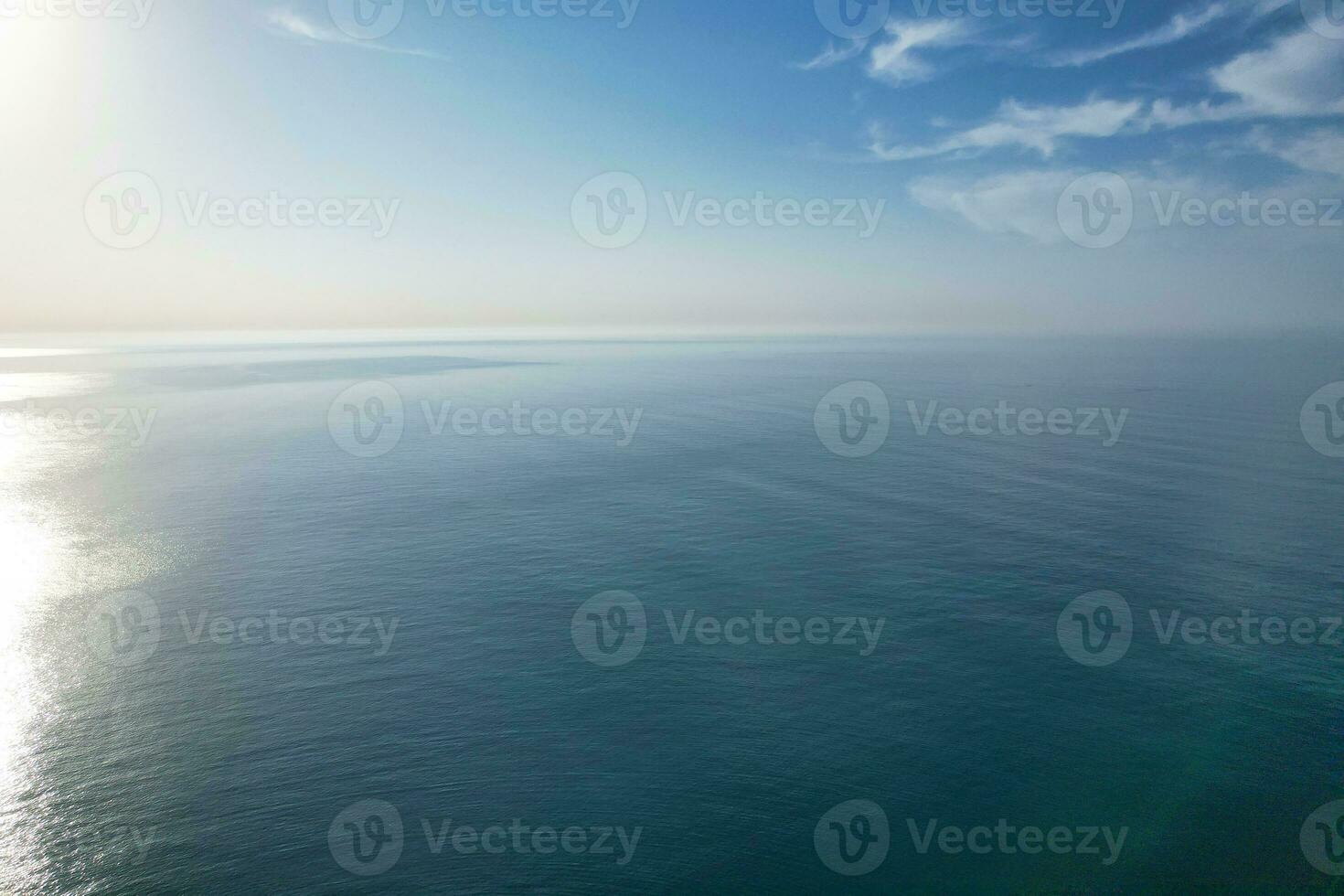 más hermosa ver de británico paisaje y mar ver de durdle puerta playa de Inglaterra genial Bretaña, Reino Unido. imagen estaba capturado con drones cámara en septiembre 9, 2023 foto