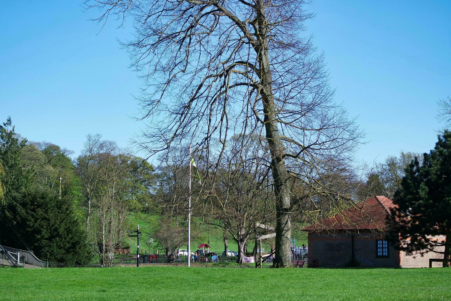 bajo ángulo ver de Wardown museo y público parque de lutón ciudad de Inglaterra genial Bretaña, imagen capturado en un soleado día de abril 19, 2023 foto