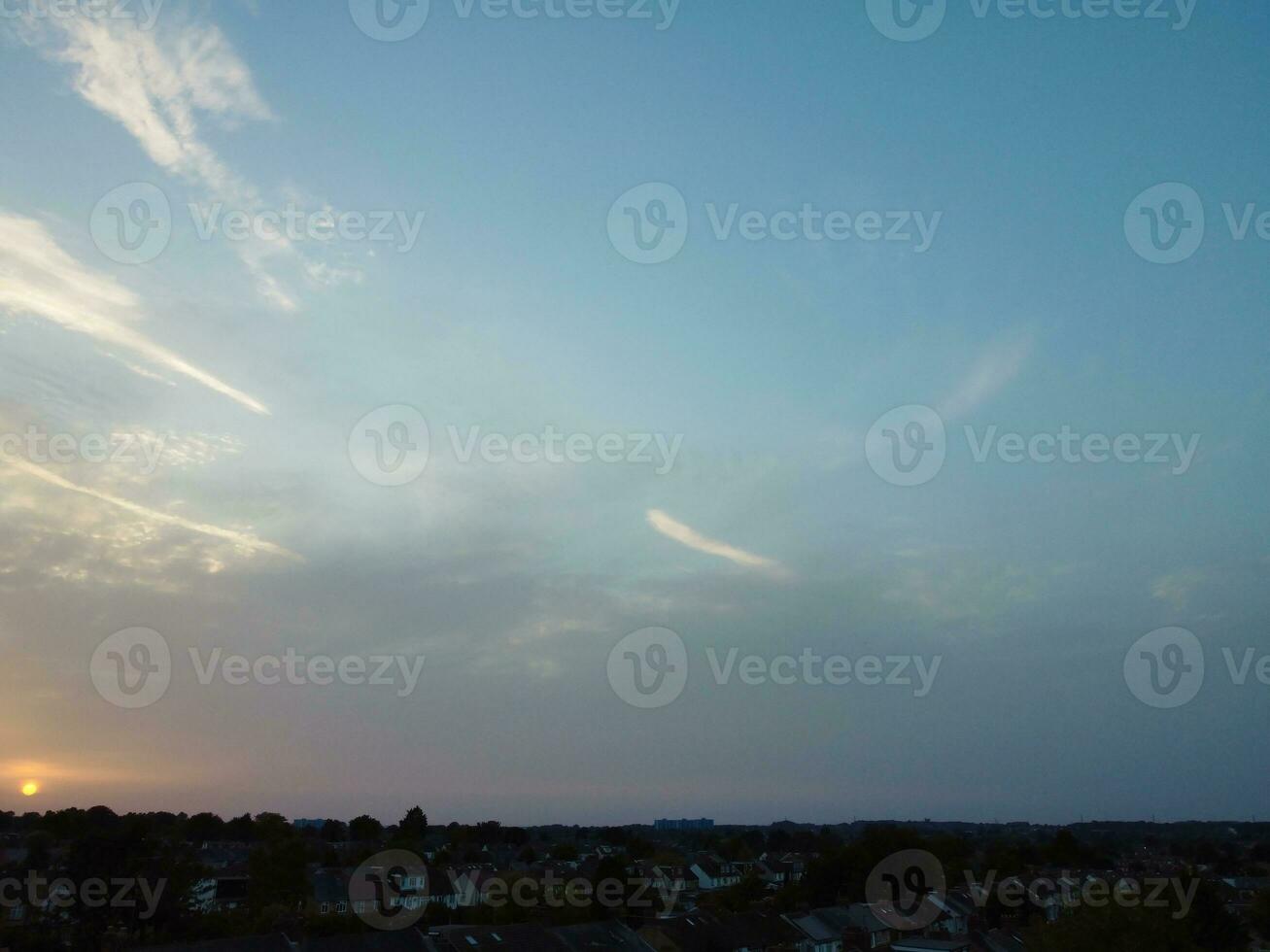 Most Beautiful View of Sky and Dramatic Clouds over Luton City of England UK During Sunset. photo