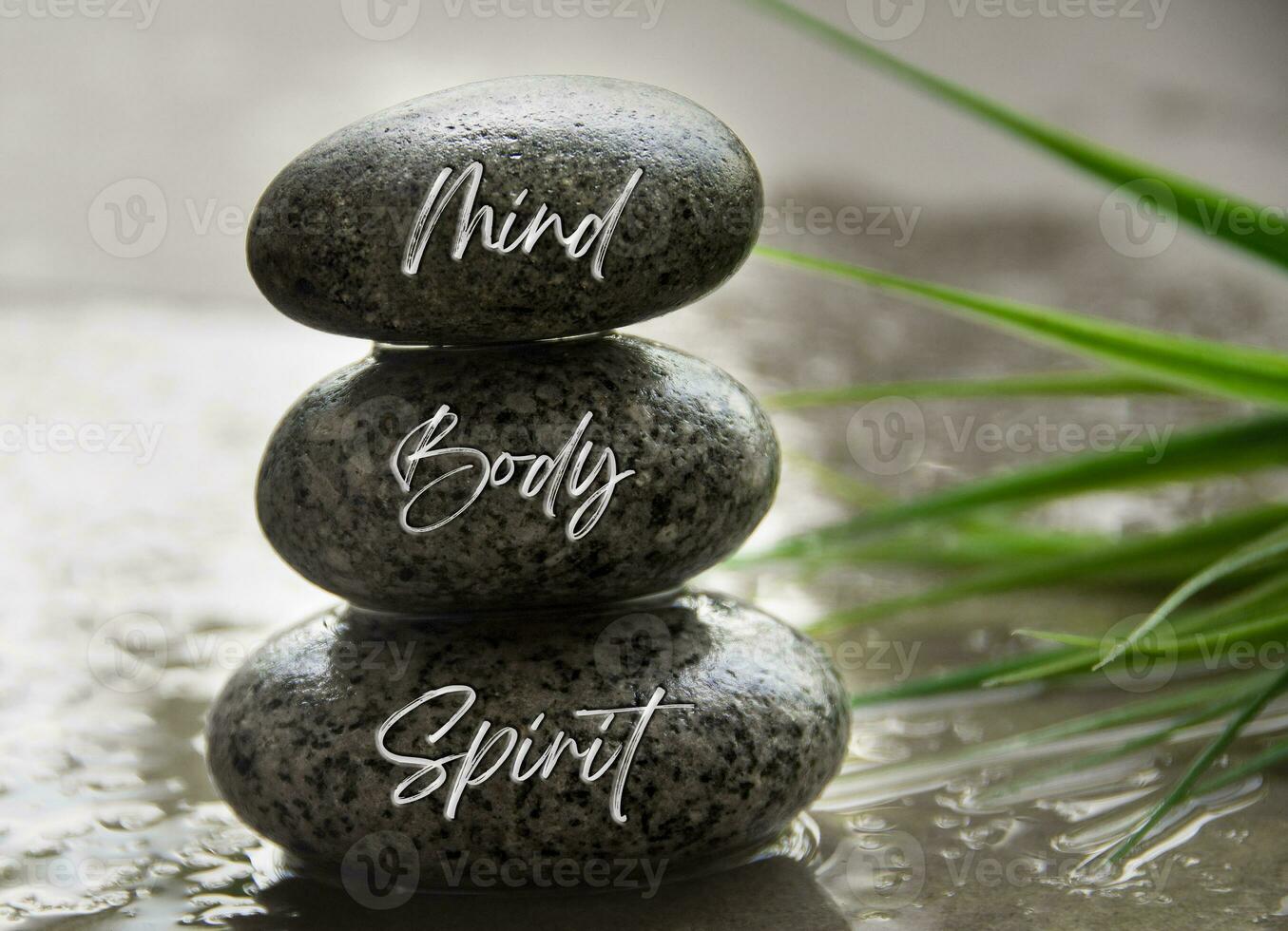 mente, cuerpo y espíritu palabras grabado en zen piedras zen concepto foto