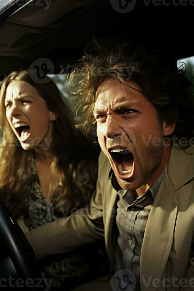 un de cerca de dos frustrado conductores uno masculino y uno hembra Gritando a cada otro mediante coche ventanas foto