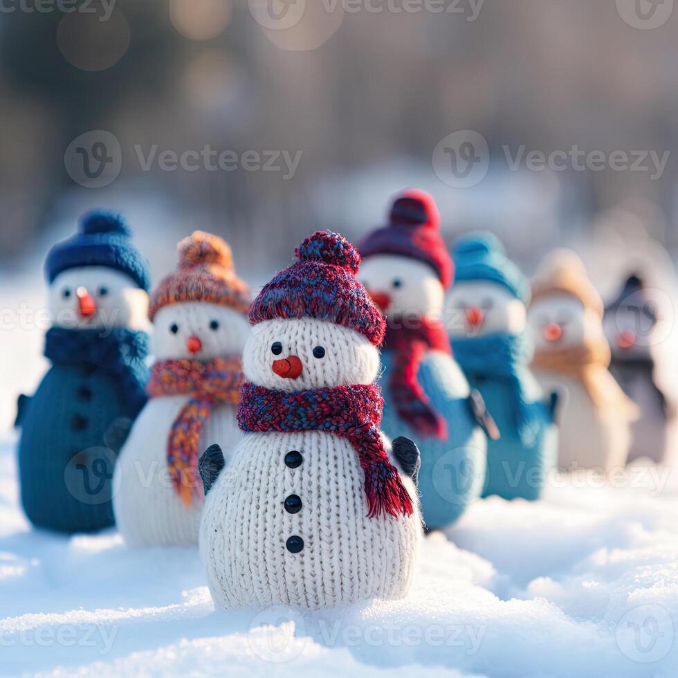 un grupo de muñecos de nieve en pie en el nieve juntos con bufanda en su cabezas y cuello ai generativo foto