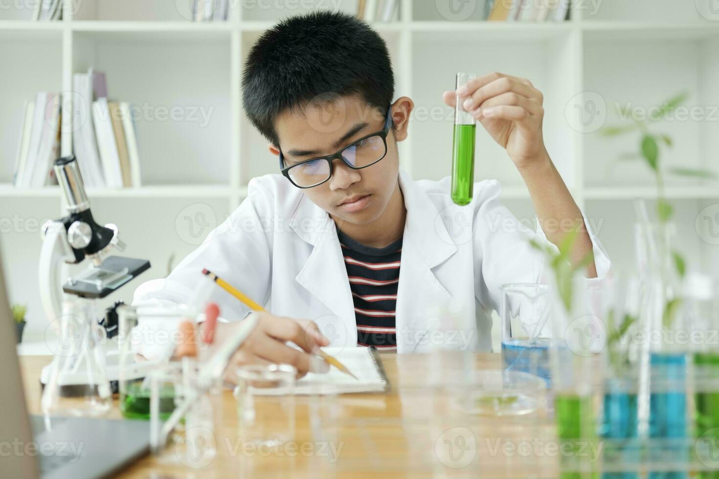 joven científicos en acción niños conducta química experimentar en colegio laboratorio foto