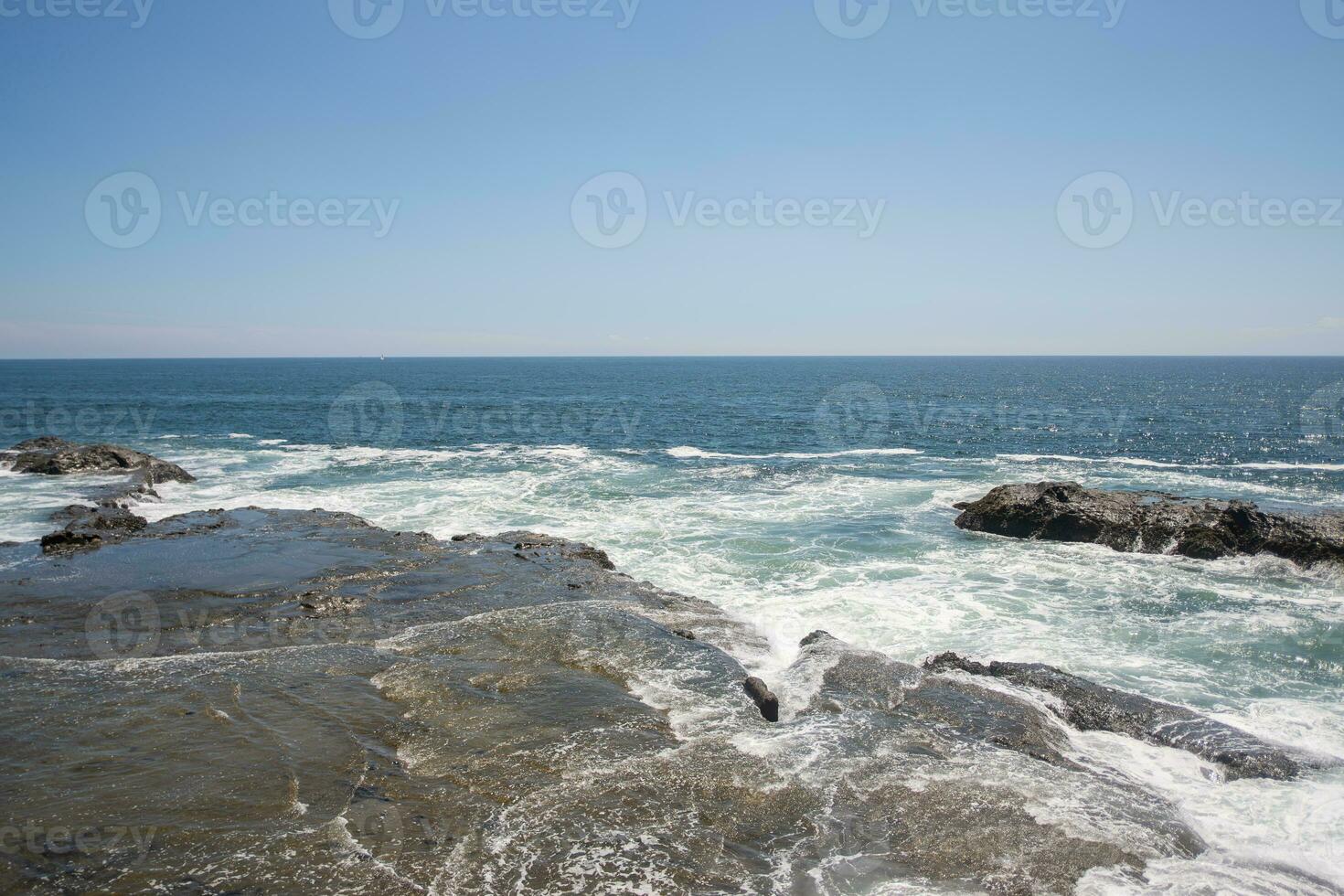 vista marítima Oeste costa desde puente a enoshima iwaya cueva sitio en el Oeste final de enoshima isla en fujisawa, kanagawa, Japón foto