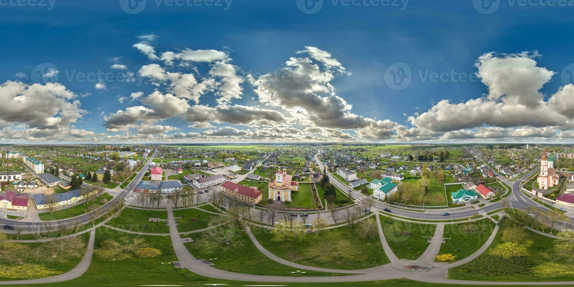 aéreo hdri 360 panorama ver desde genial altura en edificios, iglesias y centrar cuadrado de provincial ciudad en equirrectangular sin costura esférico proyección. mayo utilizar como cielo reemplazo para zumbido foto