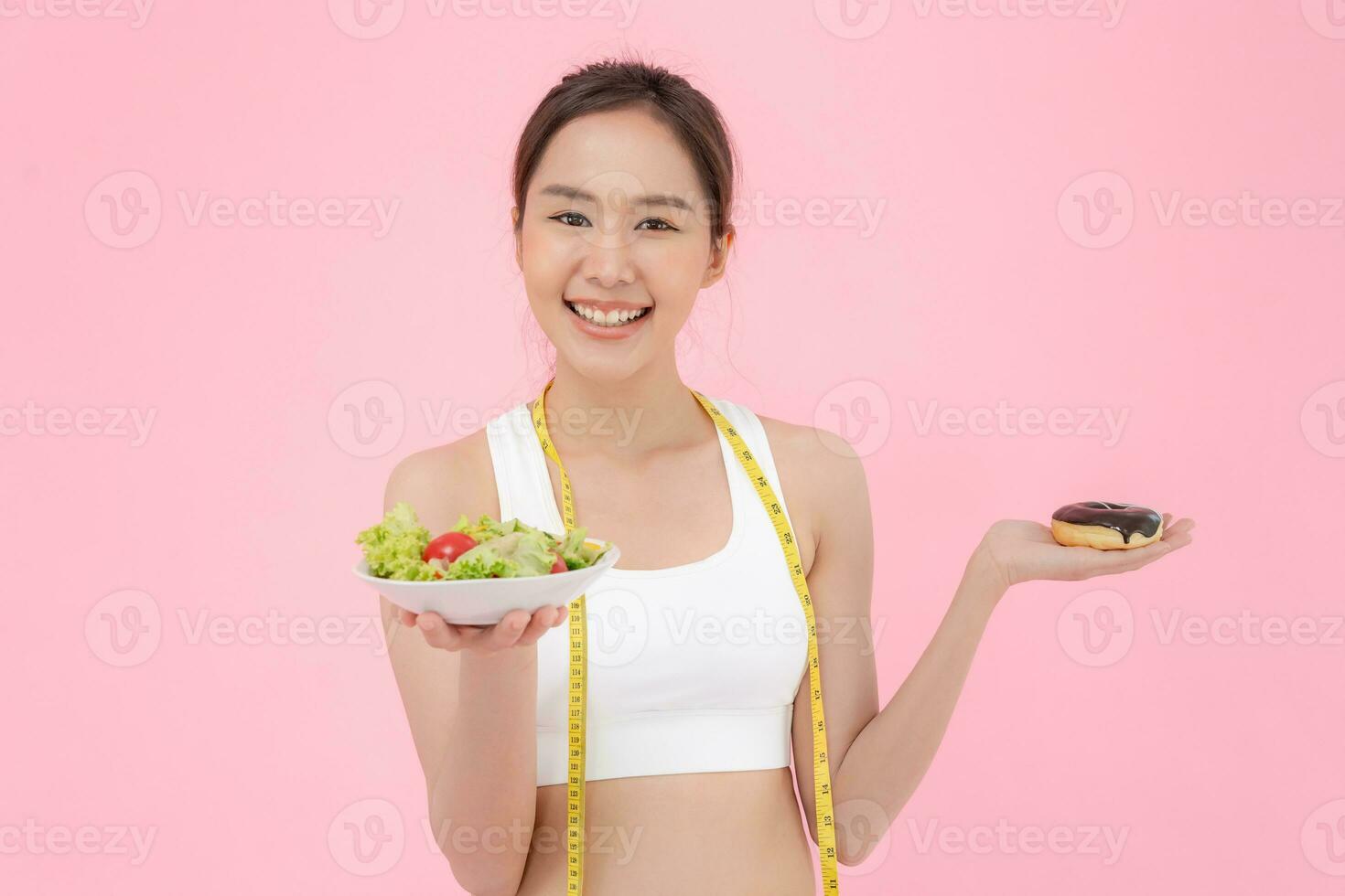 Delgado cuerpo mujer escoger durante sano comidas y basura alimento, hembra escoger ensalada para dieta. bueno sano alimento. peso perder, balance, control, reducir gordo, bajo calorías, rutinas, ejercicio. foto