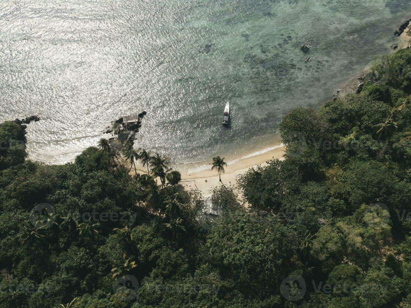 aéreo ver de kahyangan playa en karimunjawa islas, jepara, Indonesia. remoto isla, coral arrecifes, blanco arena playas, largo cola bote. foto