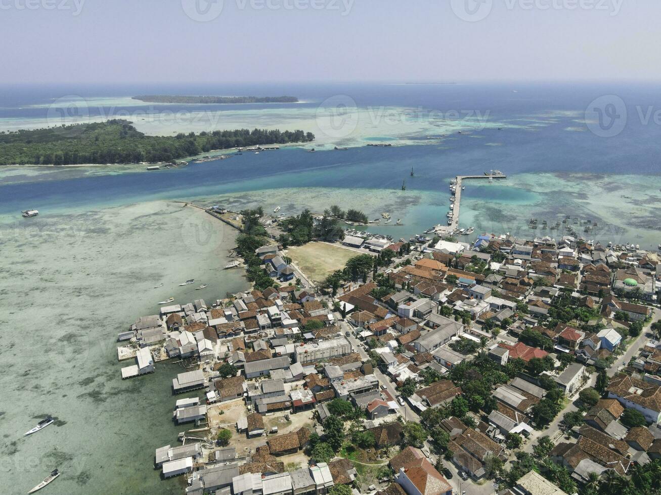 aéreo ver de residencial areas en karimunjawa islas, jepara, Indonesia. foto