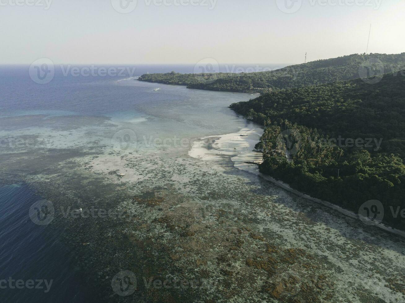 aéreo ver de poli playa en karimunjawa islas, jepara, Indonesia. remoto isla, coral arrecifes, blanco arena playas foto