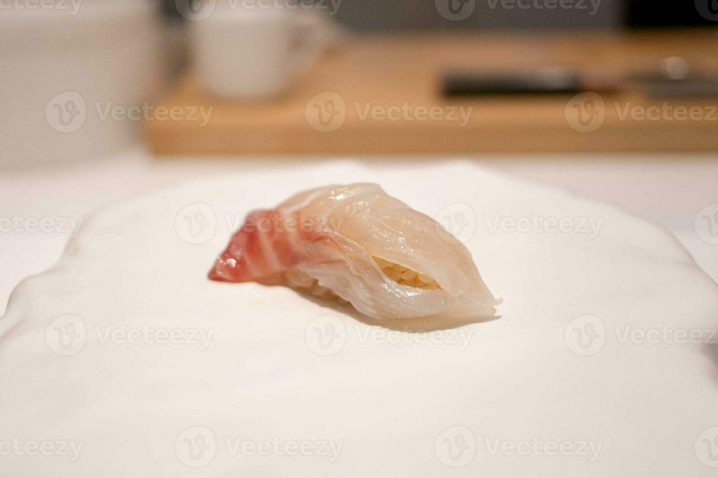 delicioso Sushi y sashimi Japón comida cena en lámina, comida, omakase japonés crudo ingrediente atún pescado Mariscos restaurante, sano tradicional japonés comida Fresco gastrónomo, cocina comida y bebida foto