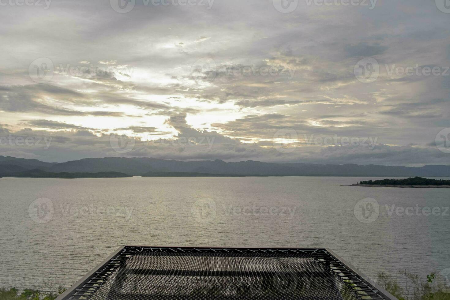 viaje para hermosa naturaleza lago puesta de sol con hamaca, relajarse vacaciones con paisaje cielo y noche luz de sol, calma al aire libre fiesta agua reflexión con nube ver fondo, pacífico calma horizonte foto