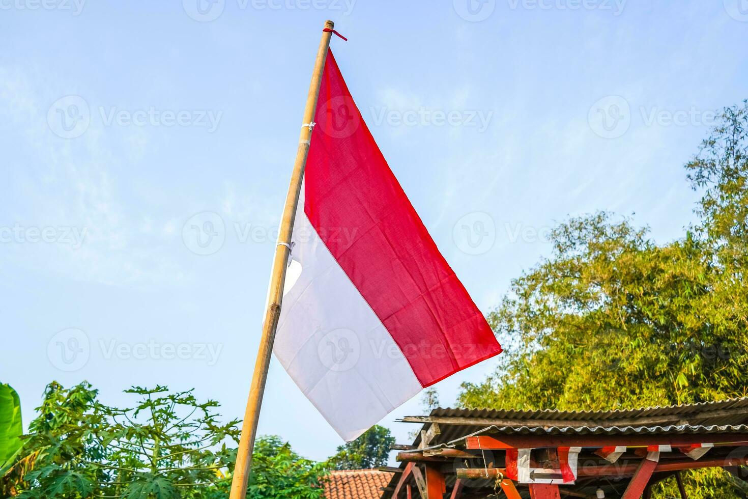 rojo blanco bandera de Indonesia independencia día, en azul cielo antecedentes foto