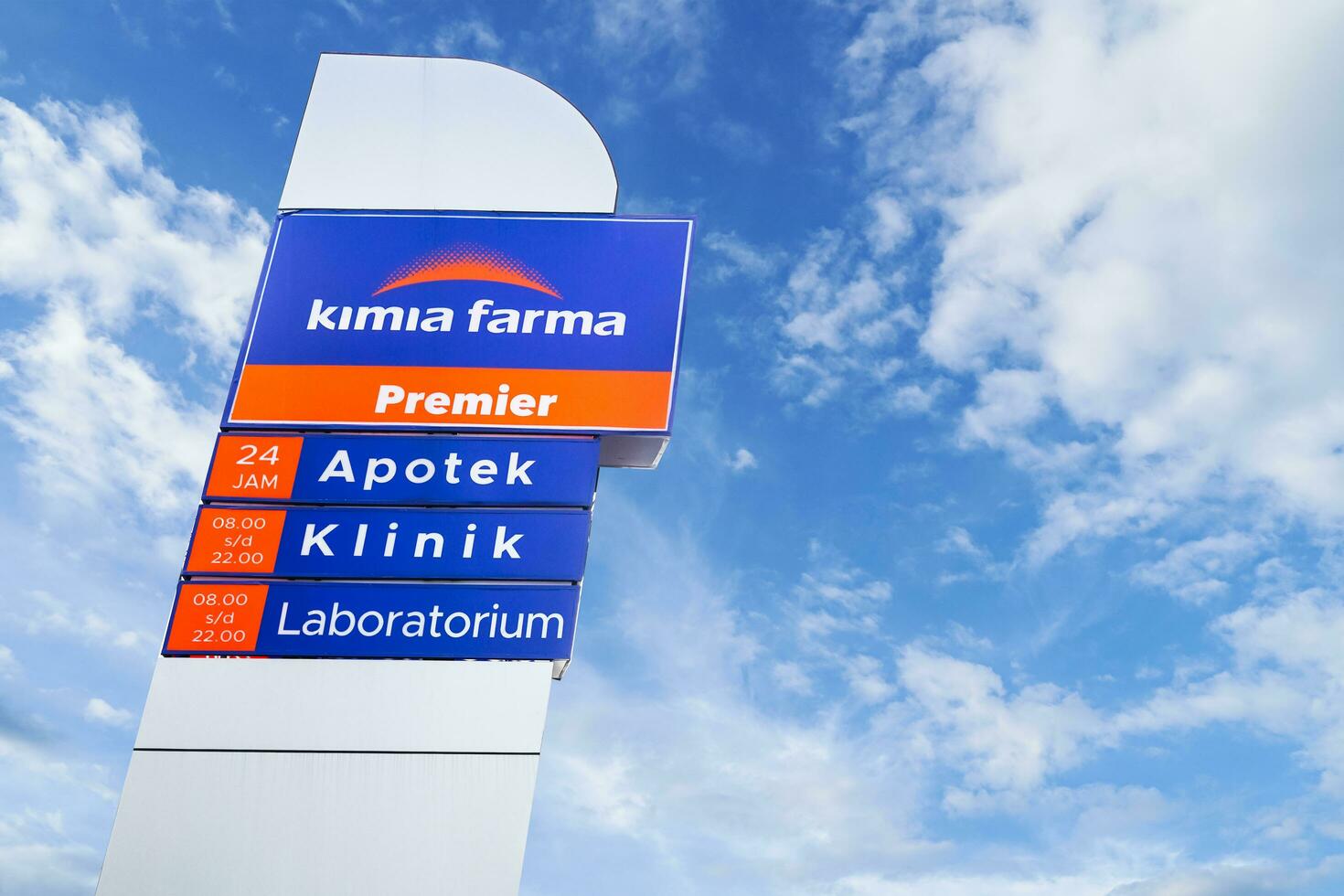 Indonesia, Jacarta, agosto 12, 2023, kimia farmacia apotek farmacia empresa logo neón caja firmar letrero fachada foto