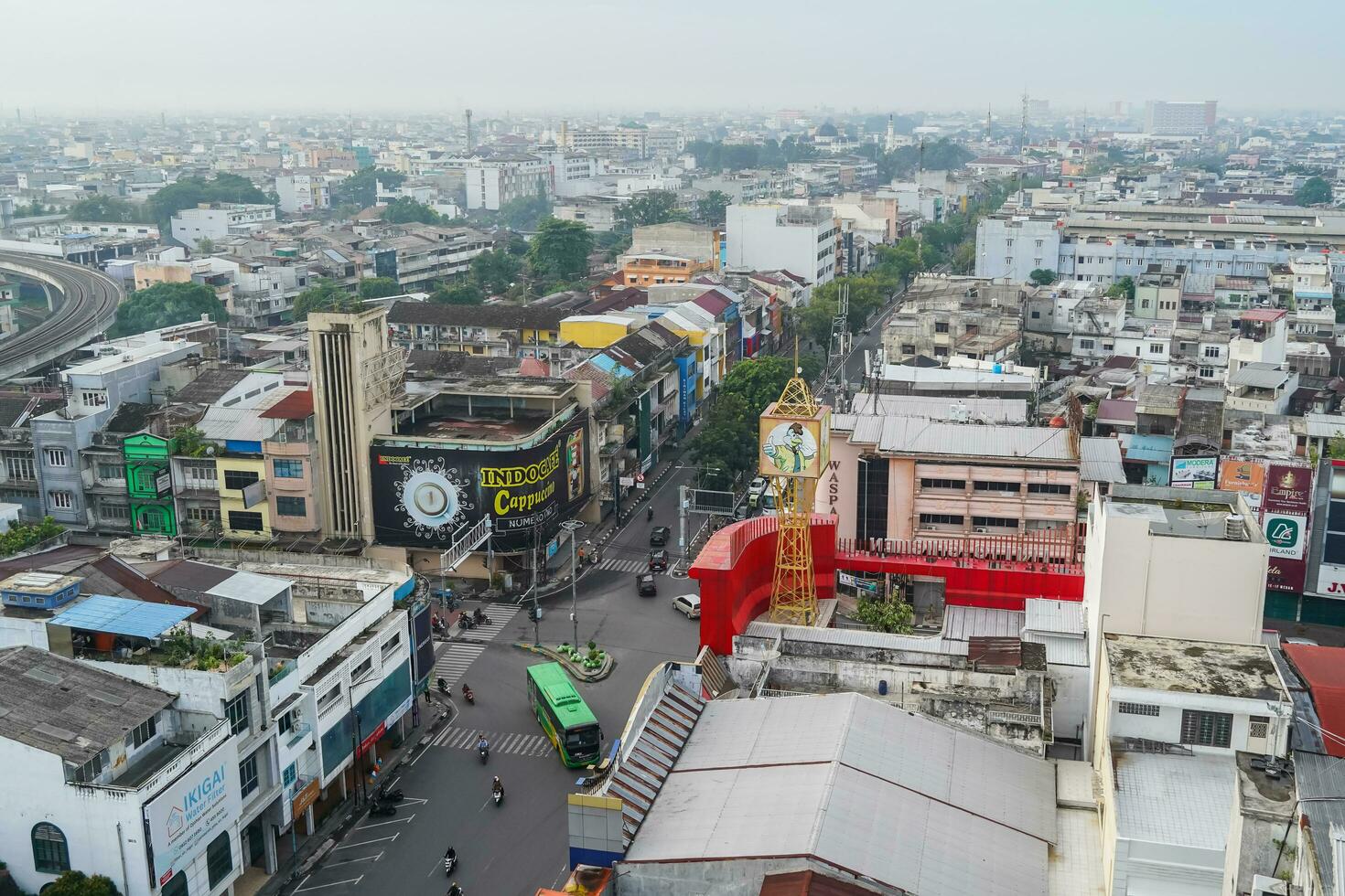 Indonesia, Jacarta, agosto 12, 2023, medan ciudad horizonte, ciudad atmósfera y tren líneas ese pasar mediante norte Sumatra, aéreo ver foto