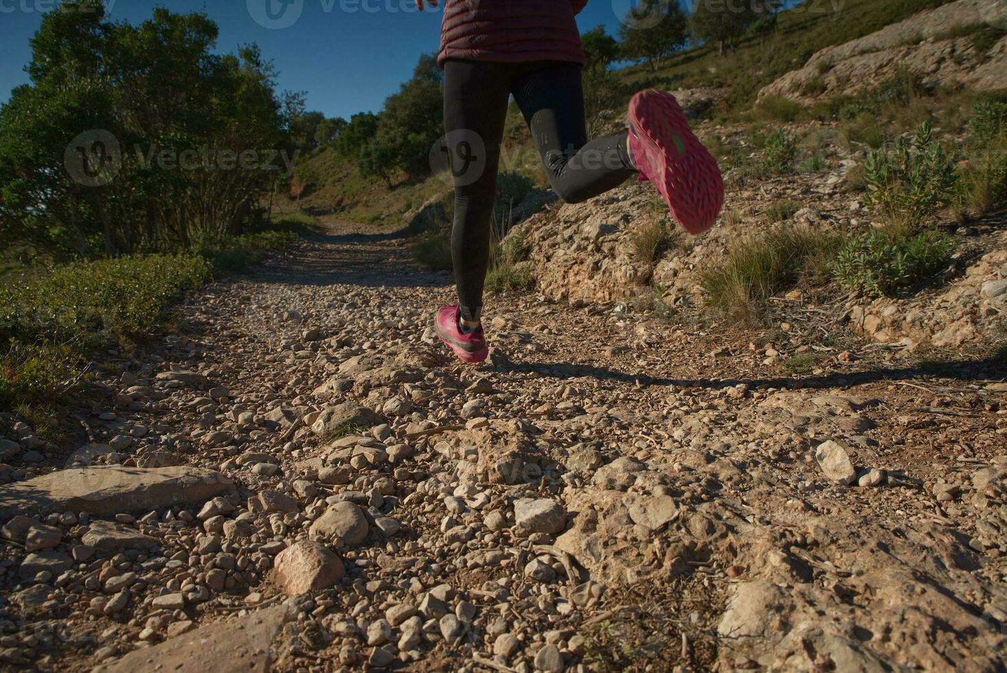 mujer carreras mediante el montañas de Montserrat en Cataluña, España. foto