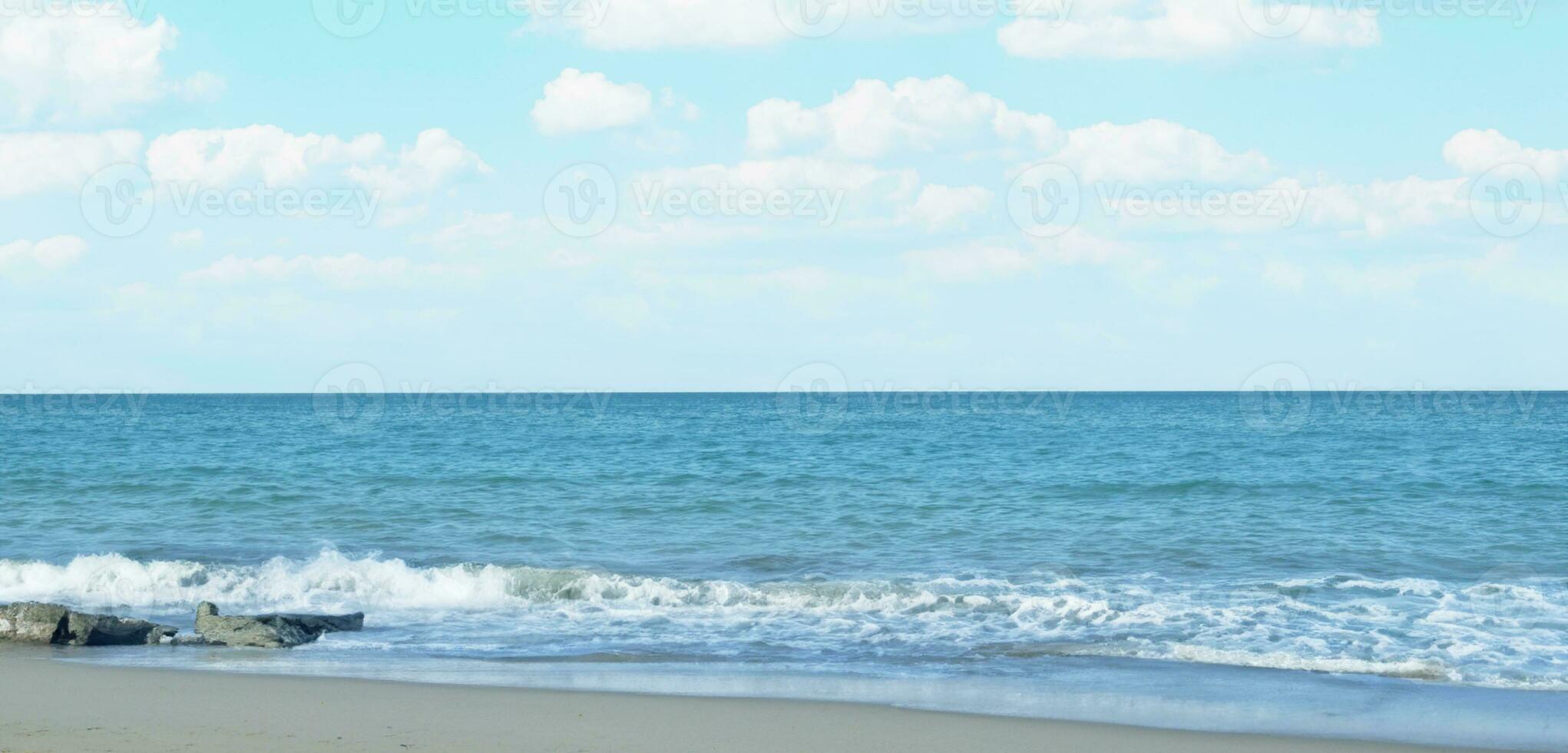 playa en un nublado día blanco arenoso playa claro azul agua 3d ilustración foto